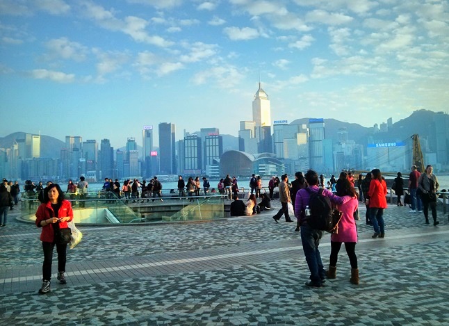 Kerumunan orang di Avenue of Stars