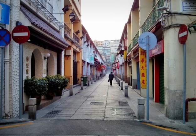 Gang Rua De Felicidade. Perhatikan tulisan SanVa Hotel di sebelah kanan. :D
