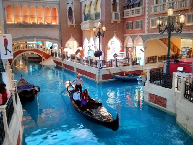 Sepasang kekasih dan temannya sedang naik gondola