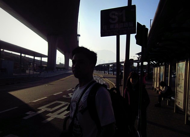 Menunggu bus di halte dekat bandara