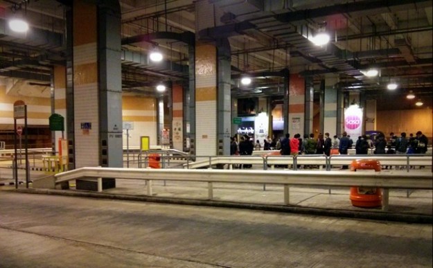 Suasana terminal bus The Peak