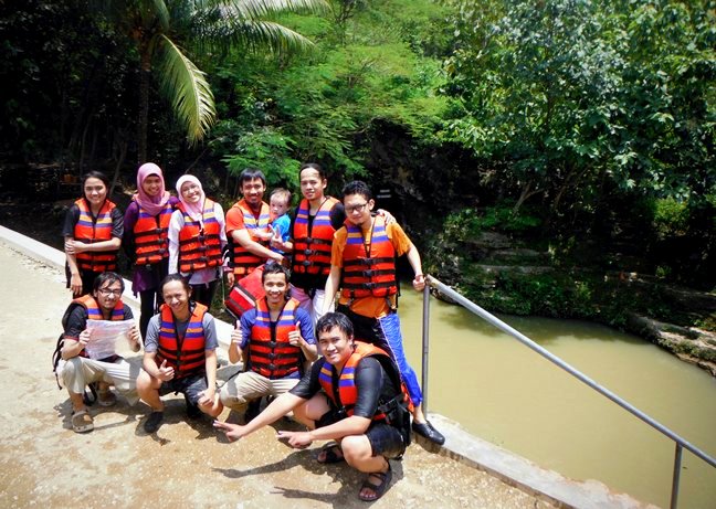 Foto bersama setelah cave tubing (background mulut goa di bawah sana)