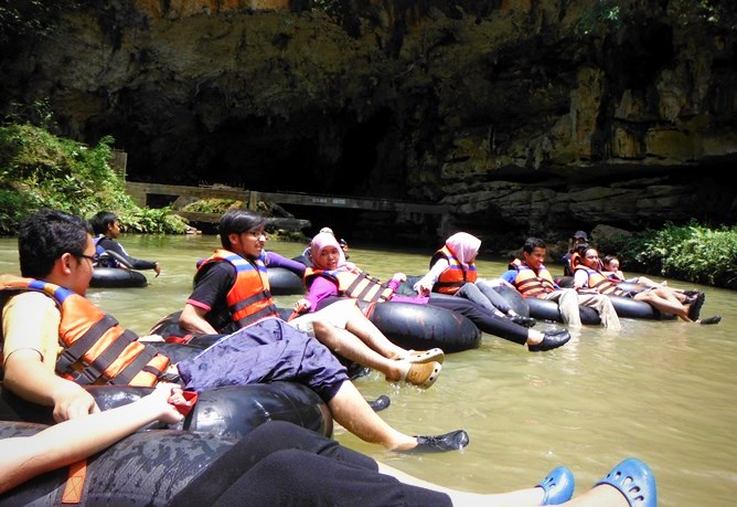 Berbanjar di atas ban masing-masing