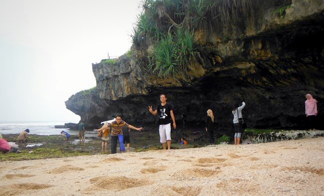 Bermain-main di karang