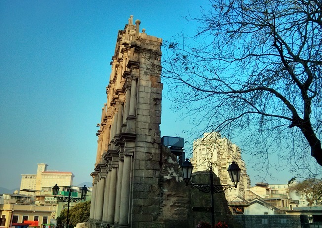 Ruins of St. Paul's tampak samping