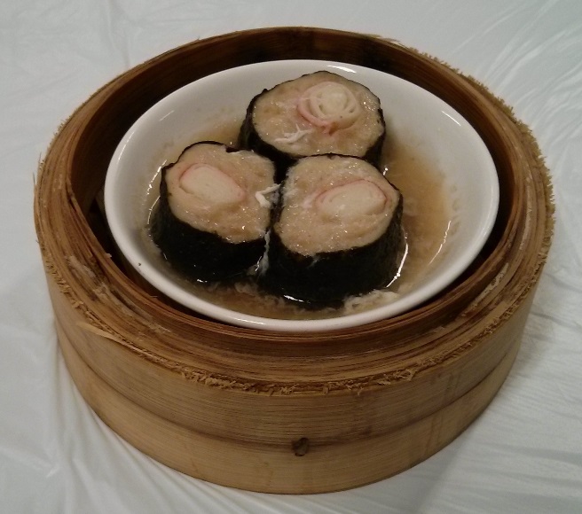 Steamed seaweed rolls with seafood