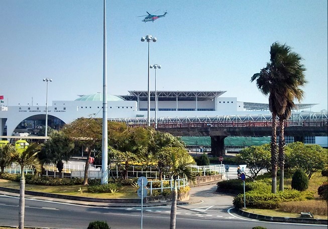 Pelabuhan dan landasan helikopter di atasnya