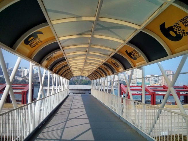 Jembatan penyeberangan Reservoir-pelabuhan yang bernuansa Grand Prix