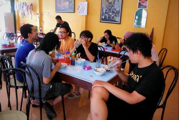 Makan siang di kantin