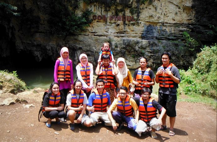 Foto bersama di depan Goa Pindul