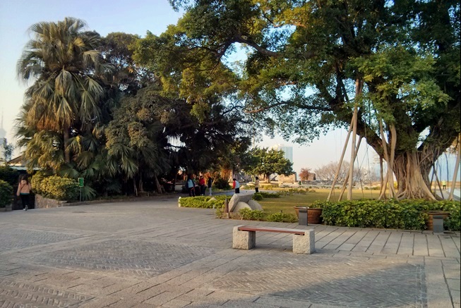 Pelataran dalam benteng