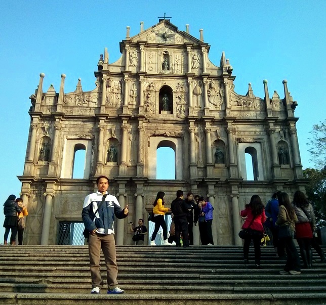Narsis di depan Ruins of St. Paul's
