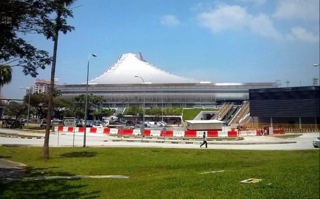 Penampakan Singapore Indoor Stadium dari pintu keluar stasiun MRT