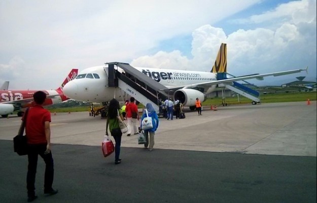 Pesawat Tigerair menjelang berangkat dari Bandara Husein Sastranegara