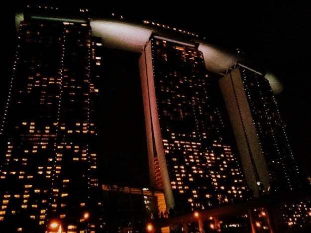 Marina Bay Sands terlihat dari pintu keluar stasiun Bayfront