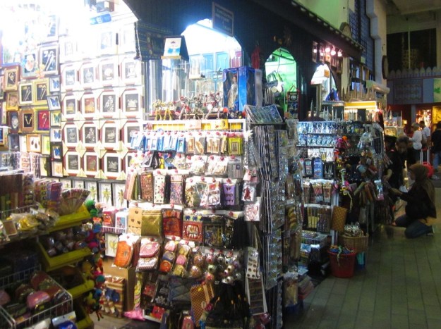 Belanja souvenir di Pasar Seni
