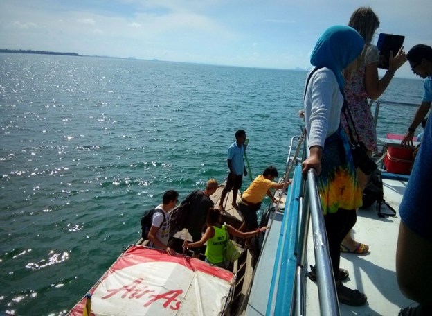 Penumpang dari Railay Island