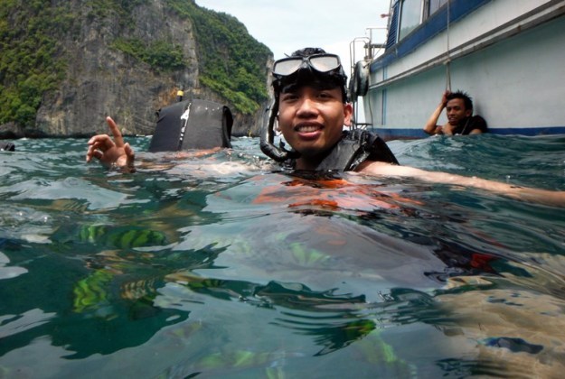 Ian bersama ikan-ikan Nemo