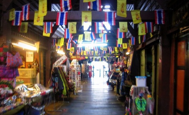 Gang menuju Pier no. 8