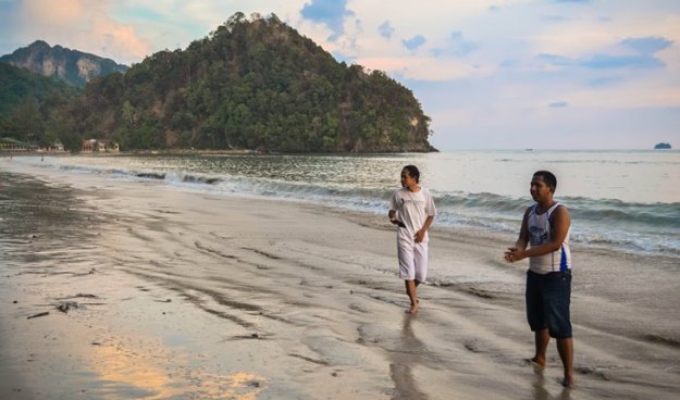Bermain-main di pantai Ao Nang (photo by Ian)