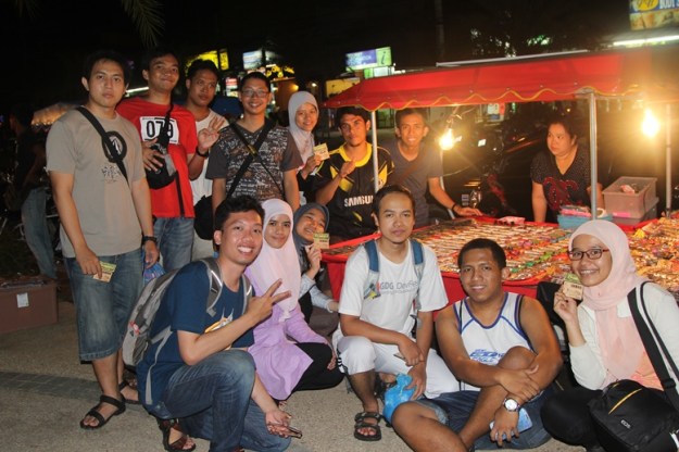 Bersama penjual souvenir (photo by Putri)