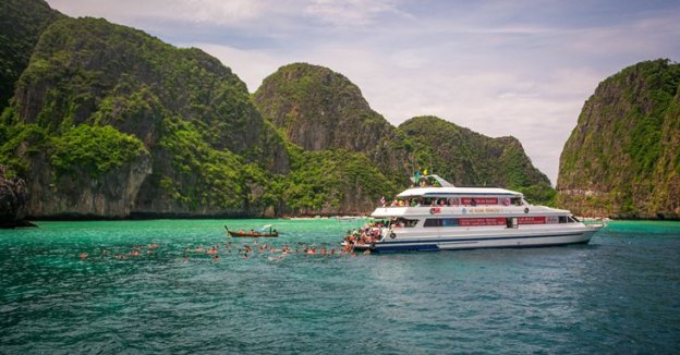 Rombongan kapal lain yang sedang snorkeling (photo by Ian)