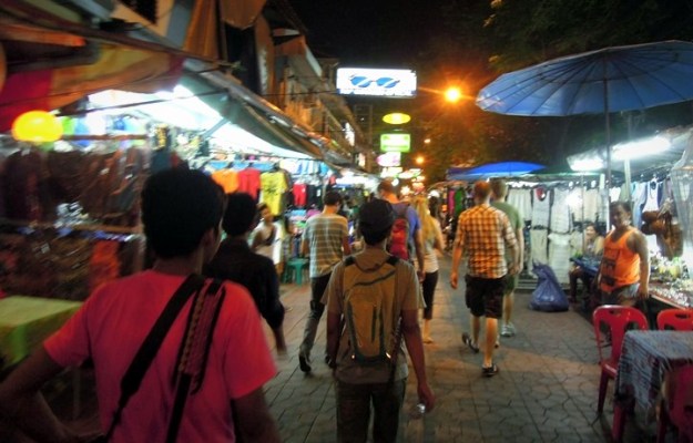 Suasana gang Soi Rambuttri (photo by Rizky)