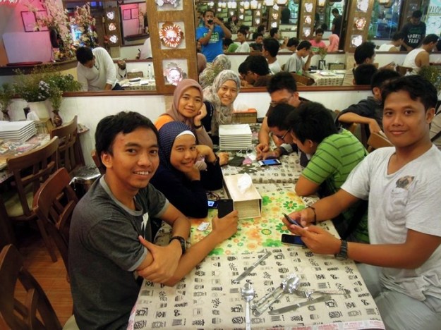 Makan malam di Taj Mahal Restaurant (photo by Rizky)
