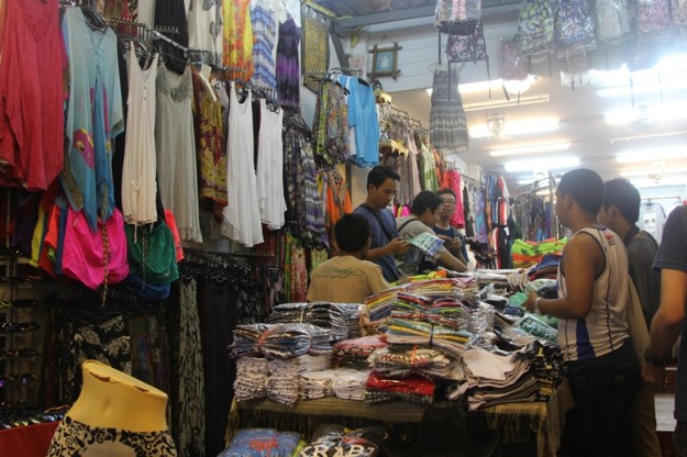 Memilih-milih kaos (photo by Putri)