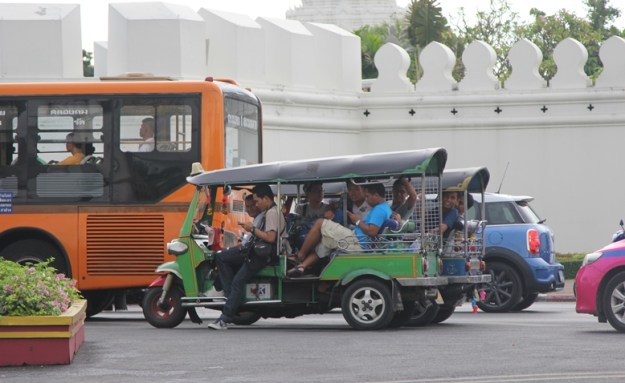 Naik tuk-tuk melintasi Grand Palace (photo by Putri)