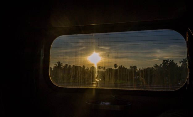 Sunrise menyembul terlihat dari dalam kereta (photo by Ian)