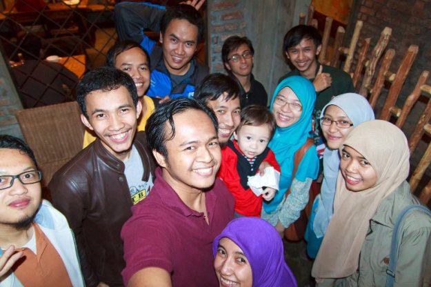 Narsis bareng dengan tongsis (photo by Jiwo)