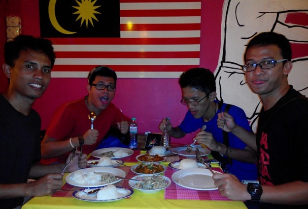 Abdan dkk makan malam di restoran Malaysia (photo by Abdan)