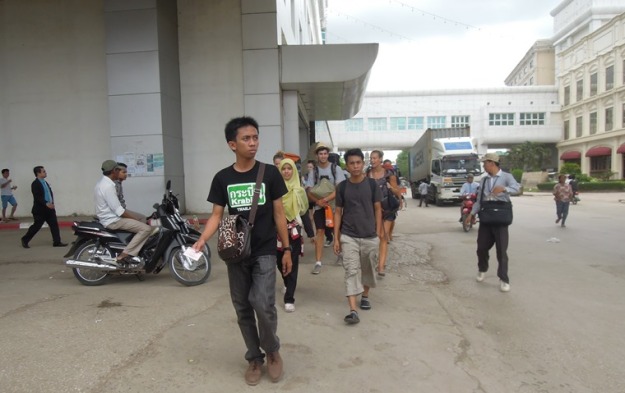 Berjalan ke imigrasi Kamboja (photo by Rizky)