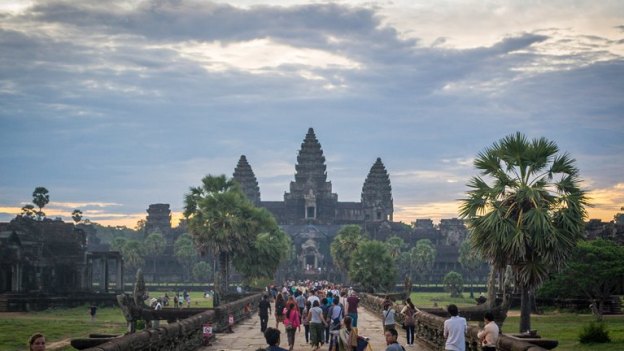 Pengunjung berbondong-bondong menuju Angkor Wat (photo by Ian)