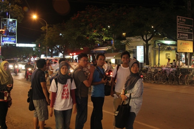 Jalan-jalan di Night Market (photo by Putri)