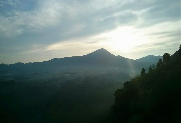 Matahari terbit di sisi timur