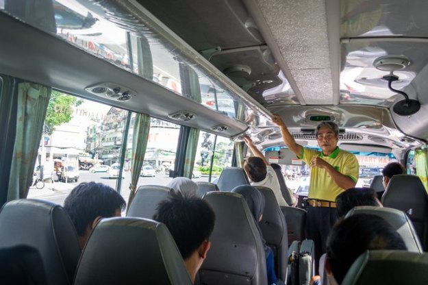 Pemandu tur sedang memperkenalkan diri (photo by Ian)