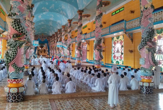 Pemeluk Caodaism sedang beribadah