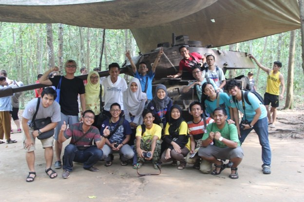 Foto bersama bangkai tank (photo by Putri)