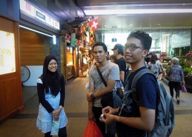 Di tempat perbelanjaan Orchard Road (photo by Rizky)