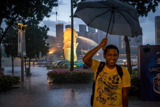 Rizky narsis di depan patung Merlion (photo by Ian)