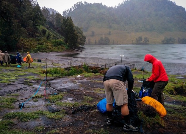 Packing di tengah kondisi hujan