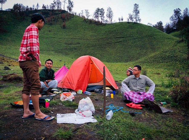 Bercengkerama di luar tenda