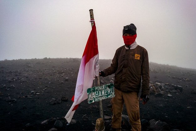 Narsis dulu di Puncak Mahameru