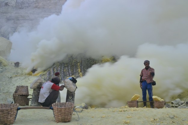 Aktivitas penambang belerang (foto oleh Pras)