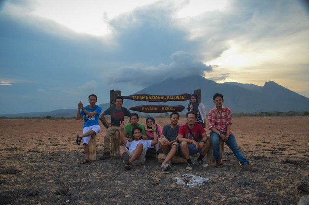 Foto keluarga di sabana (foto oleh Pras)