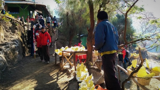 Beberapa penambang menjajakan kerajinan tangan dari belerang