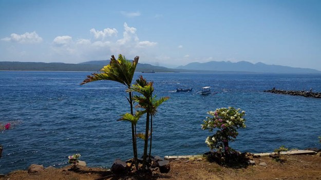 View dari rumah makan. Pulau Bali tampak di seberang. (foto oleh Putri)