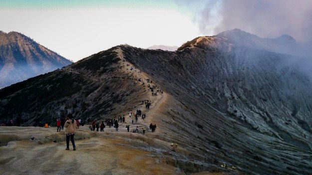 Pengunjung berjalan di punggung Kawah Ijen